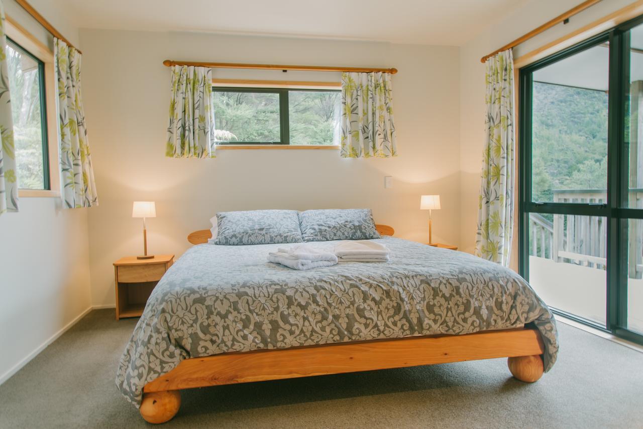 Tangiaro Retreat Villa Port Charles Екстериор снимка
