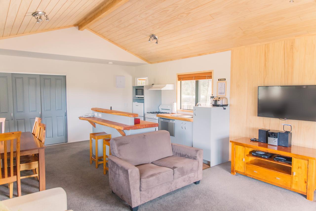 Tangiaro Retreat Villa Port Charles Екстериор снимка