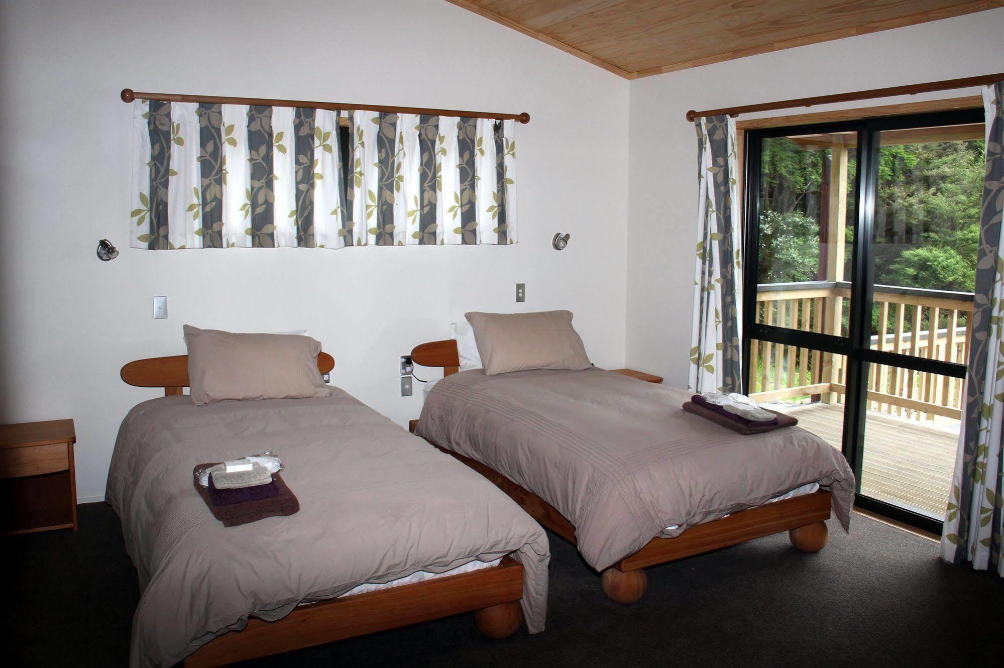 Tangiaro Retreat Villa Port Charles Екстериор снимка